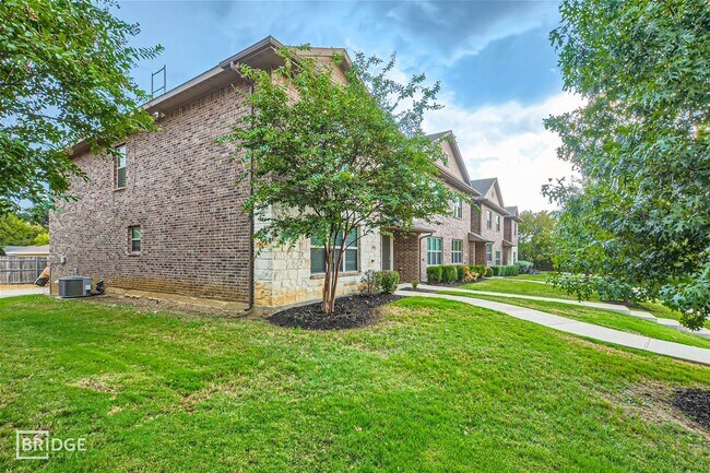 Building Photo - 1313 Lakecrest Ln