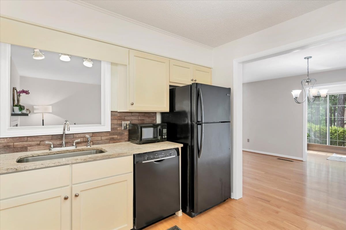 Kitchen - granite countertops - 10 Pinehurst Manor Dr
