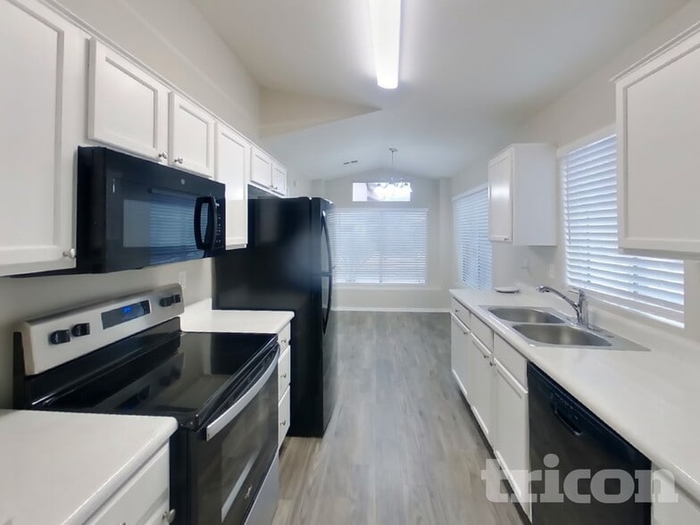 Building Photo - 4005 E La Salle St