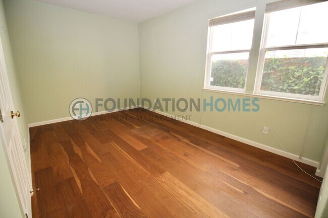 Building Photo - Rare 5BD Corner Lot Home in Hamilton Southgate — Soaring Ceilings & Hardwood Floors - FOUNDATION