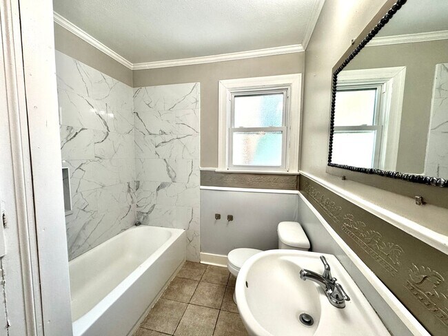 Building Photo - 2428 Orpine Ave