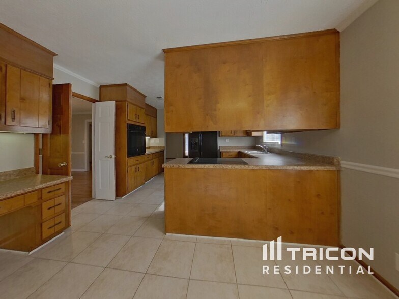 Building Photo - 5823 Williamsburg Dr NW