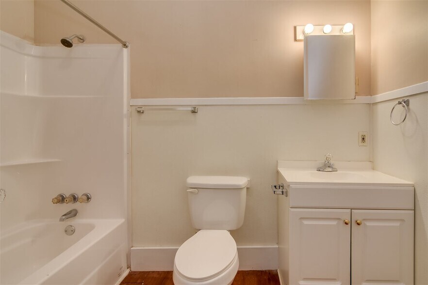 Bathroom - 1732 Telfair St
