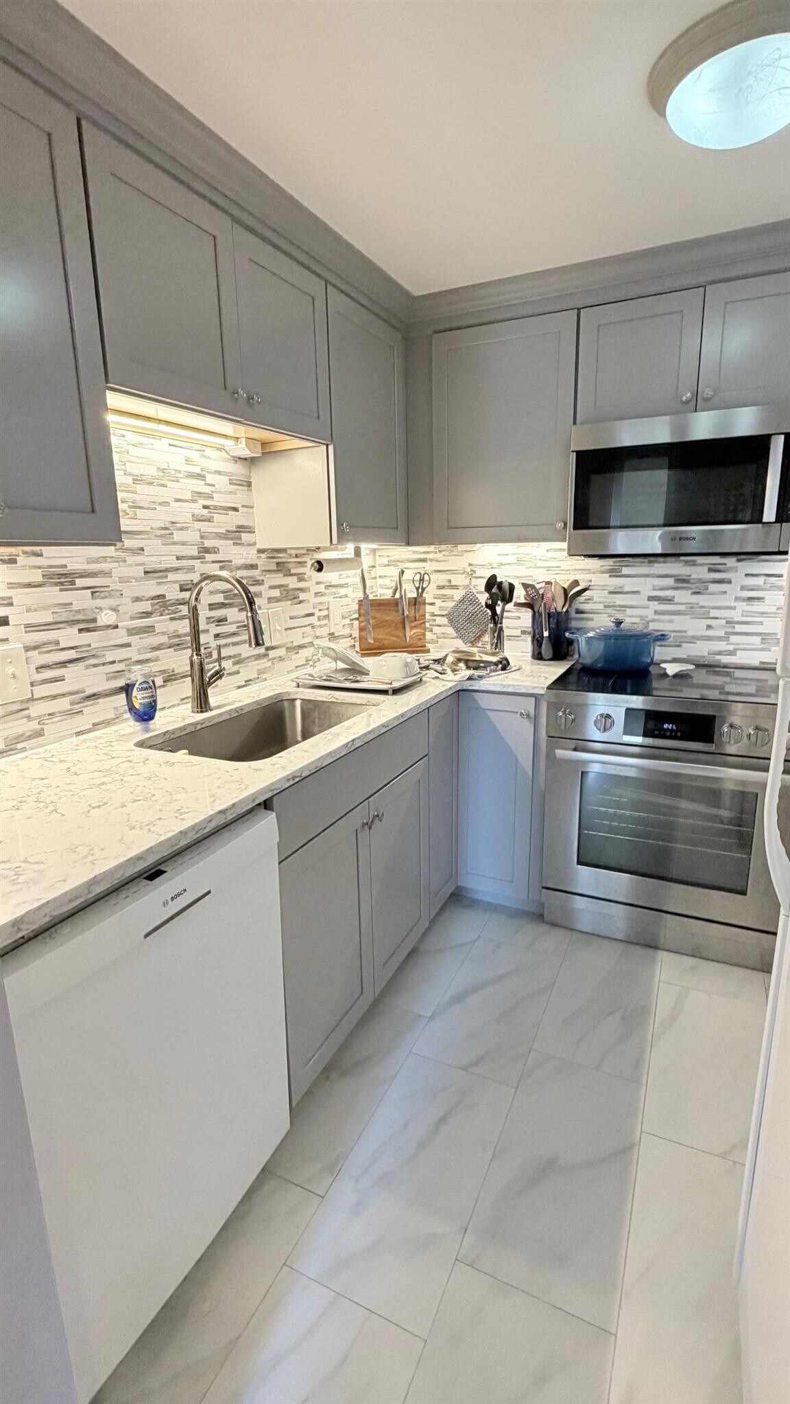 Building Photo - 170 Gore St