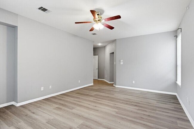 Building Photo - 10008 Lachlan Dr