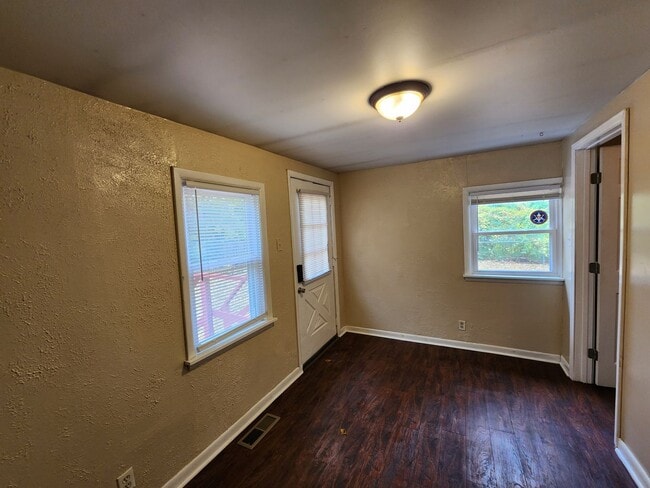 Building Photo - 3 Bedrooms, 1.5 Bath Brick Bungalow with Basement & Large Yard.  Close to UofL.