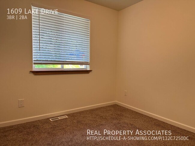 Building Photo - Island Life