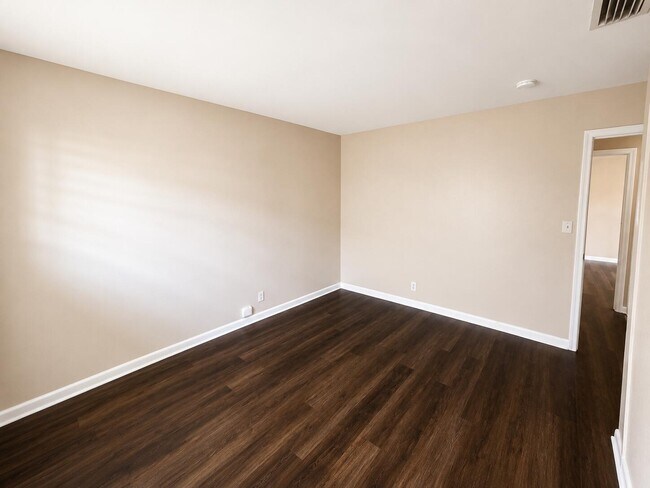 Building Photo - 4125 Woodside Dr