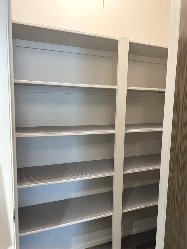 Building Photo - 225 Deerpath Ct