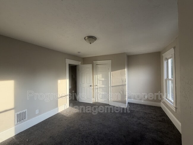 Building Photo - 1515 E 81st St
