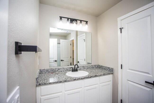 Building Photo - Modern 3/2/1 Duplex!