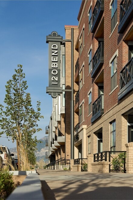 Building Photo - 120 & 220 Bend