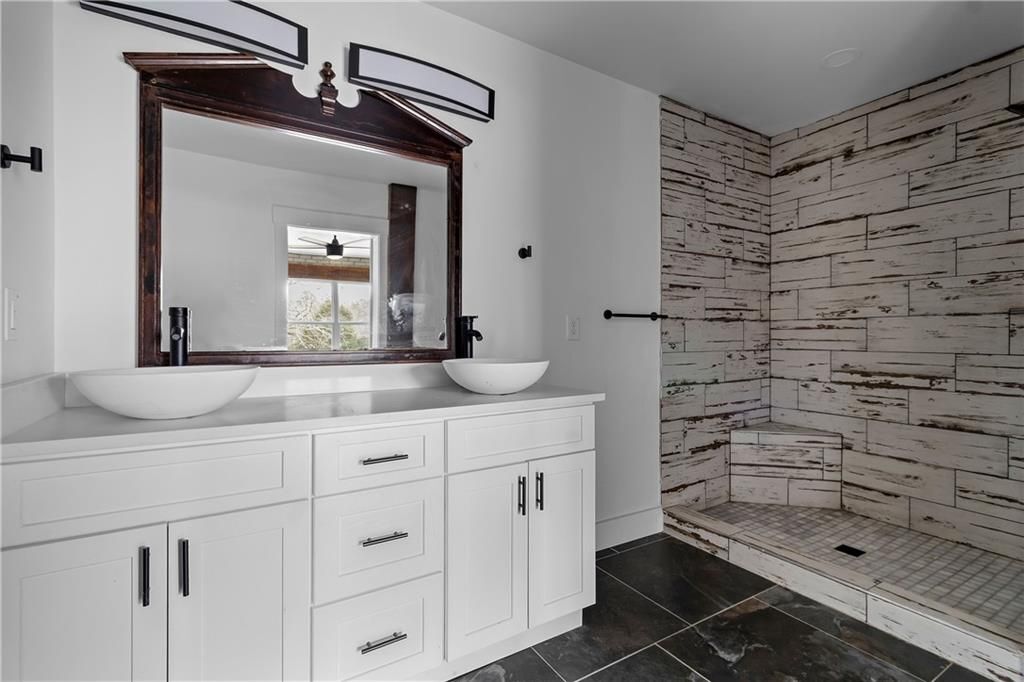 Building Photo - 610 Madola Rd