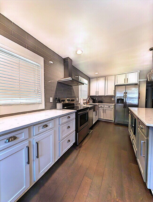 Building Photo - The Bouldercliff Way | Stylish & Convenient Atlanta Room: All-Inclusive Living!