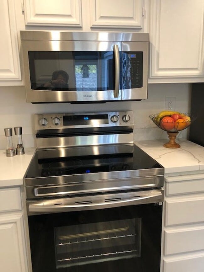 Building Photo - Desirable Redwood Shores Townhouse