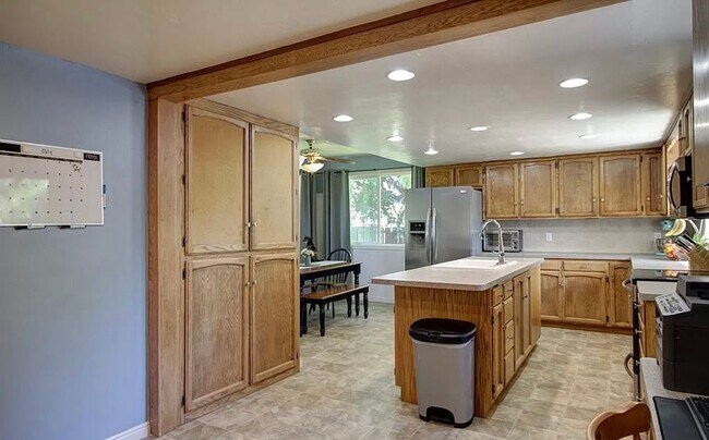 Building Photo - 6 Bedroom Home For Rent In Rexburg!!