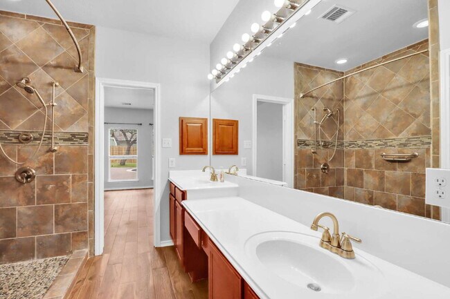 Building Photo - "Spacious 6-Bedroom Haven with 4 Full Bath...