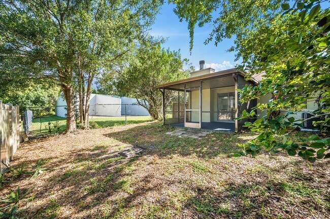 Building Photo - Renovated Apartment in the Heart of Carollwood