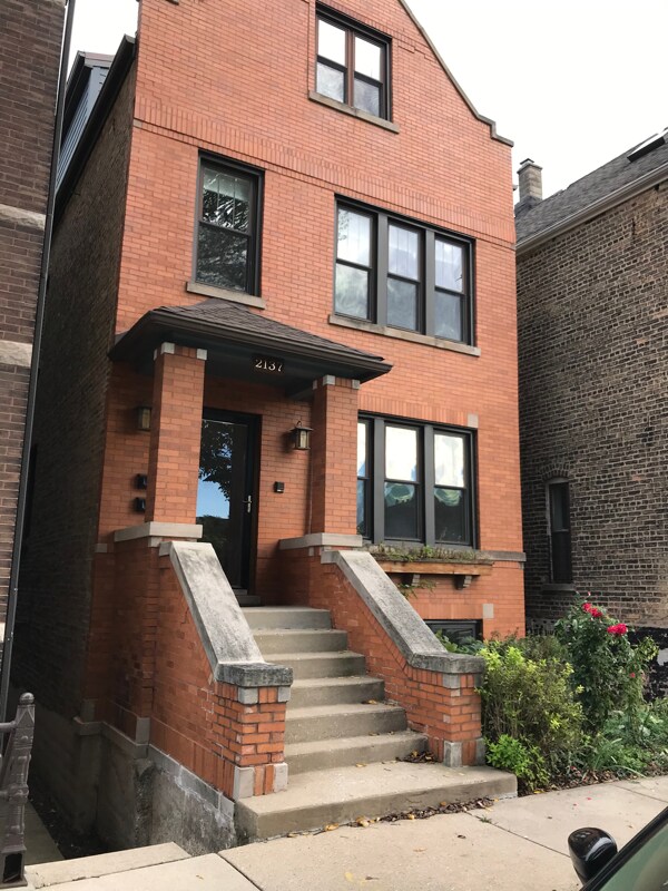 Primary Photo - 2137 N Oakley Ave