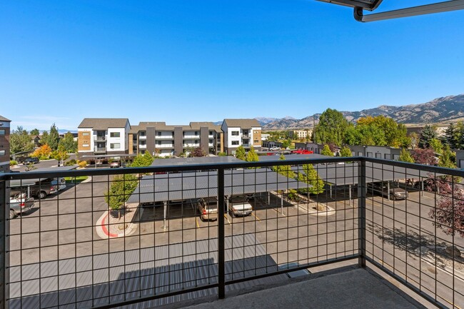 Building Photo - Top Floor-Gorgeous Unit Stunning Views-Luxury
