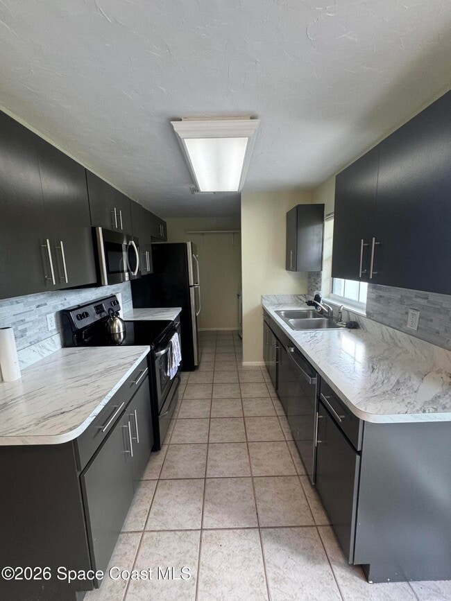 Building Photo - 121 Franklyn Ave