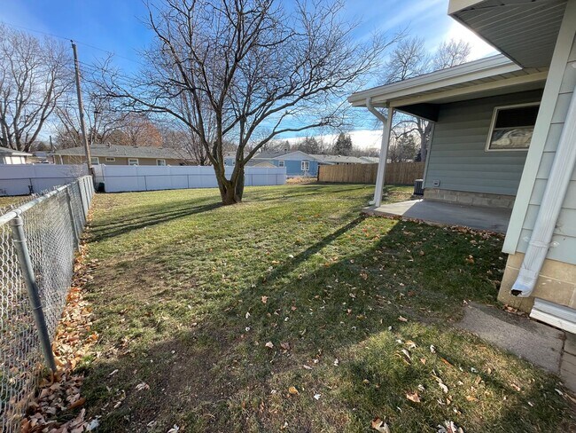 Building Photo - Ranch level home in great neighborhood! 2 ...