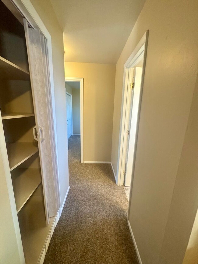 Building Photo - 4 Bedroom Split-Level in Widefield