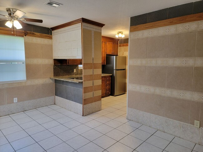 Building Photo - Convenient to interstate & shopping!
