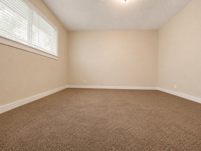 Building Photo - 310-316 S. Manzanita Court