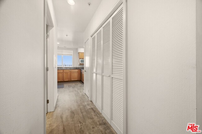 Building Photo - 1222 S Westgate Ave