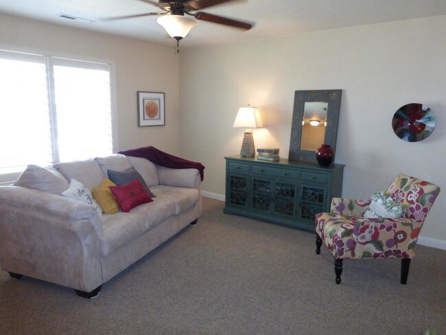 Living Room - 370 1425 N St