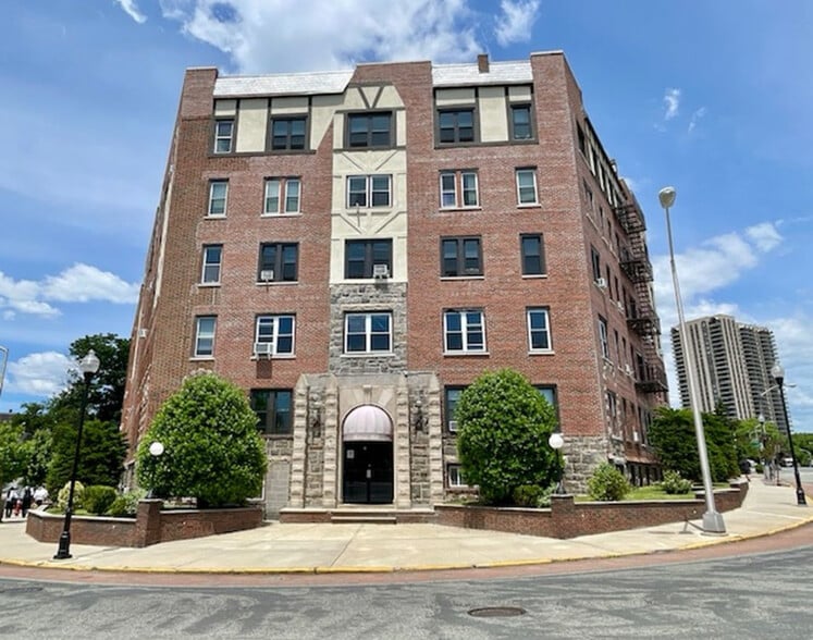 Building Photo - 7435 Boulevard East
