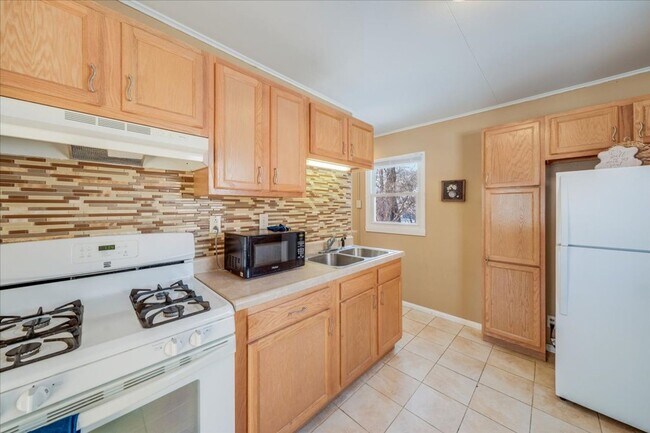 Building Photo - Newly Renovated 2 bedroom, 1 bathroom Urbana-Available April 1st, 2026