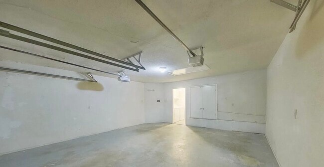 Building Photo - MOVE IN READY