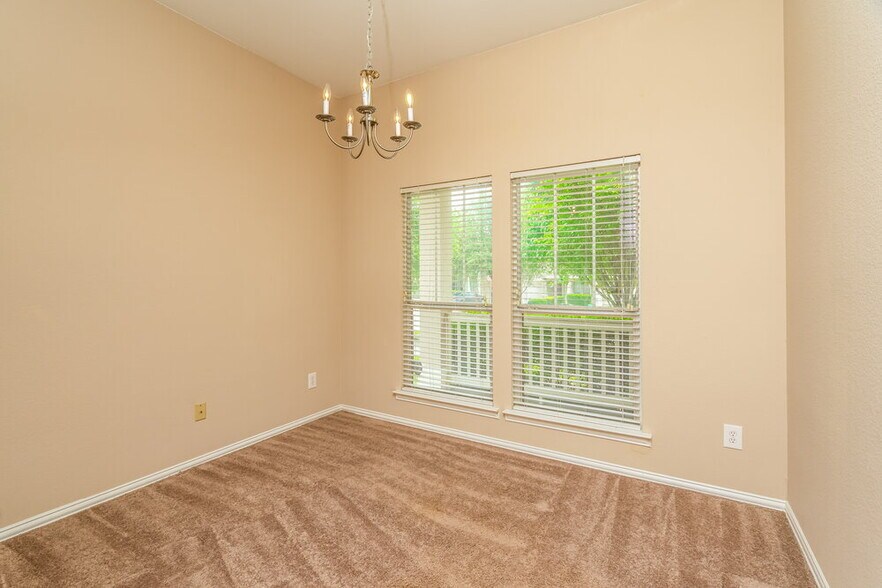 Building Photo - 317 Creekview Dr