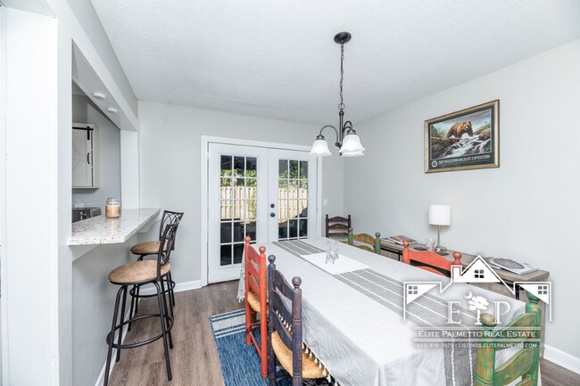 Building Photo - Charming and Spacious Home