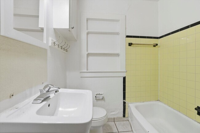 Building Photo - 519 W 6th Ave