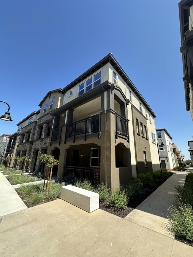 Building Photo - 923 Loyola Ln
