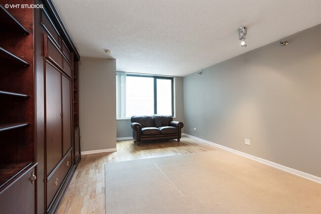 Building Photo - 440 N McClurg Ct