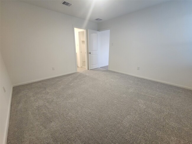 Building Photo - 715 Amberwood Crk Dr