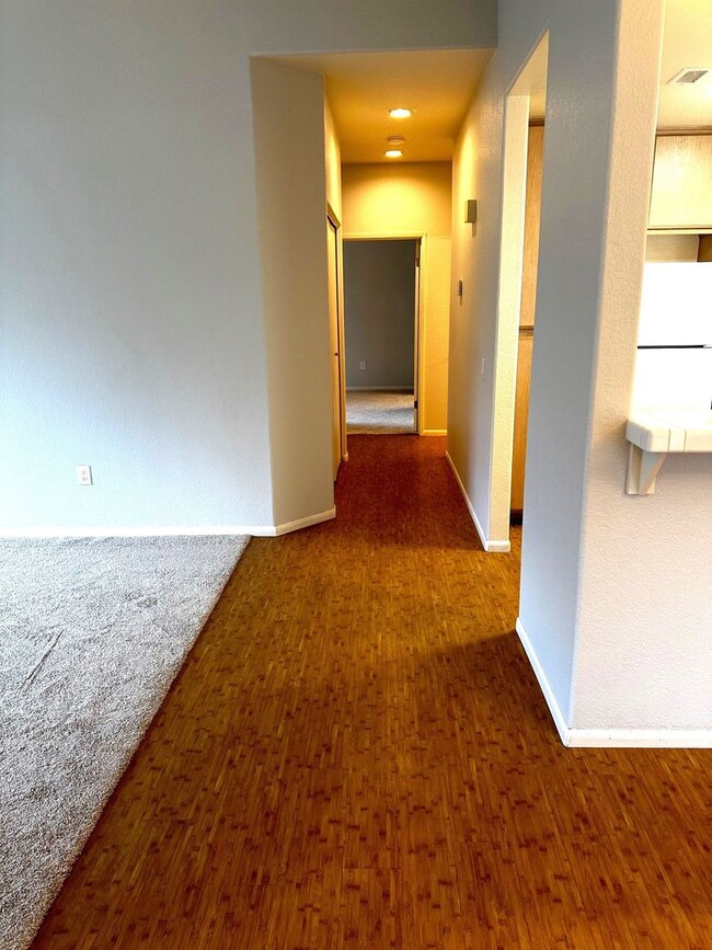 Building Photo - Upstairs 2 Bedroom/2 Bathroom Condo