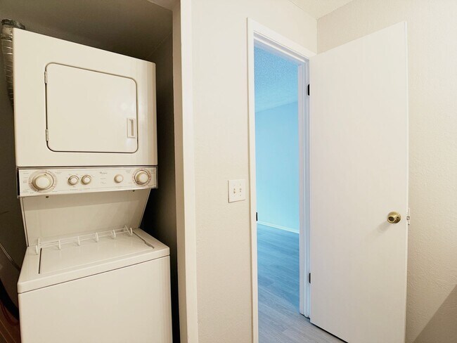 Building Photo - Limited-Time Offer! Sign a lease by July 1, 2026, and receive ½ off your second month’s rent! Pri...