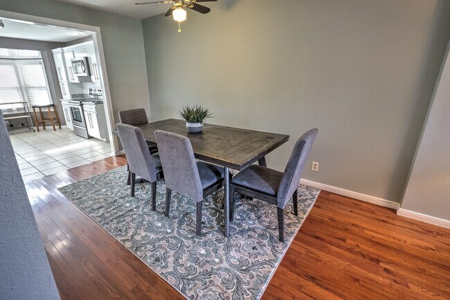 Building Photo - Beautiful 2+ Bedroom, 4 Level Townhome Wit...