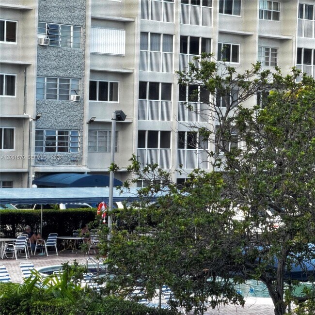 Building Photo - 215 SE 3rd Ave