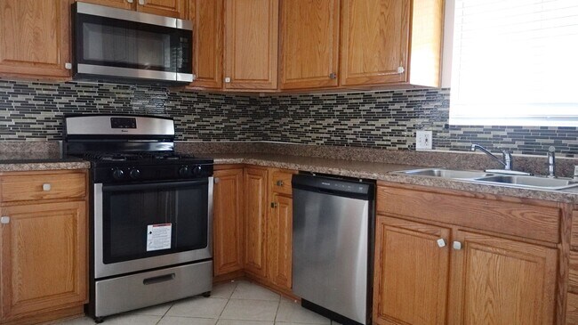 Building Photo - 2 bedrooms 2 full bathrooms duplex in El Cajon City.