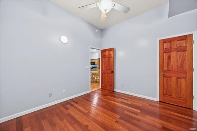 Building Photo - 2 bed, 2 bath Downtown Bloomington