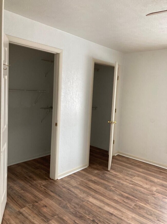 Building Photo - 2 Bedroom Condo for Rent  Warrenville HTS