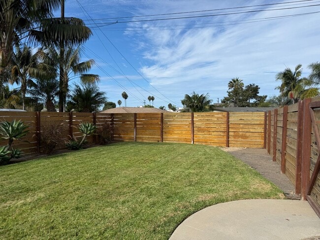 Building Photo - 1115 Balour Dr