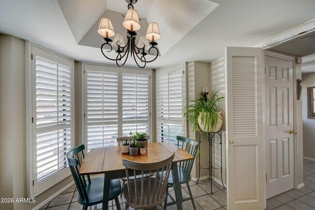 Building Photo - 2511 E Shaw Butte Dr
