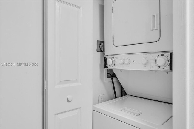 Building Photo - 220 Lakeview Dr